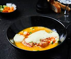 Soupe orientale au potiron, crevettes géantes et mousse au curry