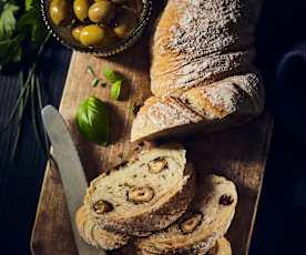 Rustikales Brot mit Nüssen und Frühlingskräutern
