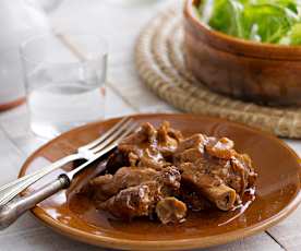 Manitas de cerdo guisadas en salsa en cocción lenta