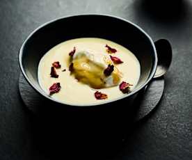 ‘Îles Flottantes’ su cioccolato bianco e petali di rose