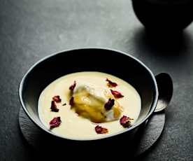 Islas flotantes en crema de chocolate blanco y rosas