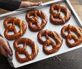 Bretzel farciti con speck, Emmental e cetriolini