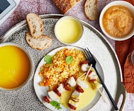 Velouté potimarron, boulgour avec carottes, brochettes poulet-chorizo et compotée pommes-cannelle