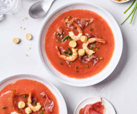 Sopa fría de tomate, gambas y jamón