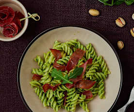 Fusilli con pesto di rucola e bresaola
