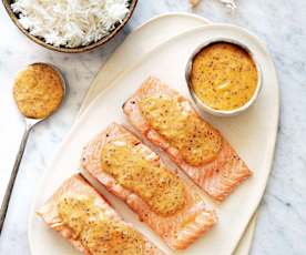 Salmón con arroz y salsa de mostaza