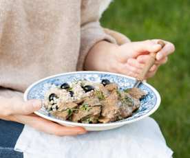 Gulasz wołowy z grzybami i rozmarynowym pęczakiem