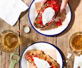 Tostas con tomates cherry, burrata y pesto de tallos de zanahoria