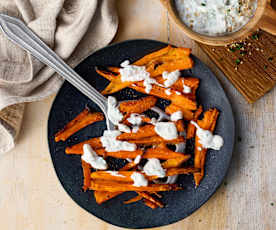 Smashed Carrots mit Sesam-Joghurt-Creme