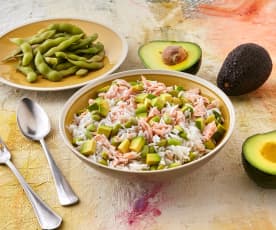 Insalata di riso basmati, salmone e avocado