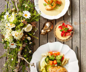 Gemüse-Schaumsüppchen, Maishähnchen mit Kartoffel-Bärlauchstampf und Gemüse und Erdbeer-Minzsalat
