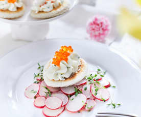 Kaviar-Frischkäsecreme mit Kresse-Radieschensalat