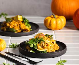 Makaron ryżowy z lekkim sosem dyniowym i tofu