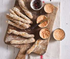 Manteiga de chouriço e palitos de pão com azeitona