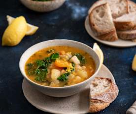 Cytrynowa zupa z jarmużem i białą fasolą