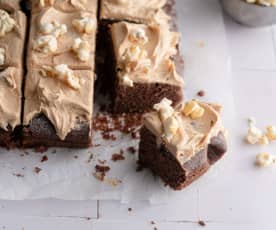 Chokoladekage med popcorn og peanutbutter-frosting