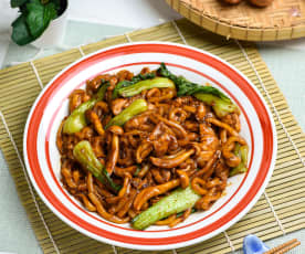Stir Fried Udon With Chicken and Mushroom