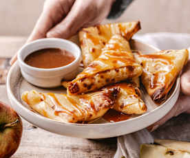 Samoussas de crêpe, pomme vanille et caramel au beurre salé