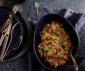 Riso selvaggio pilaf con maiale e prugne