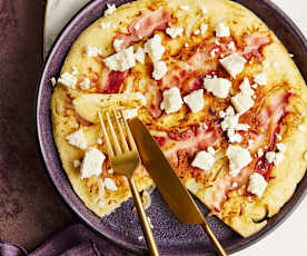 Speckpfannkuchen mit Feta und Zwiebeln