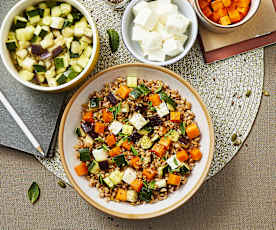 Insalata di farro con Feta e verdure di stagione