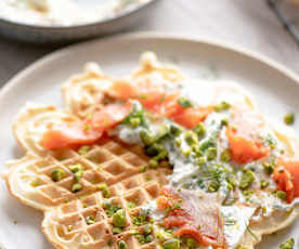 Waffles belgas com salmão fumado e espuma de feta