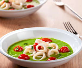 Crema de guisantes con calamares y tomates salteados