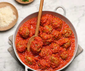 Almôndegas com molho de tomate
