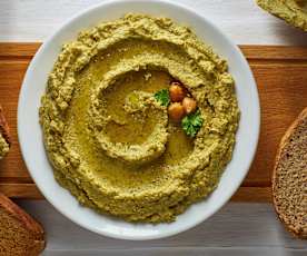 Hummus di ceci e broccoli con pane integrale tostato