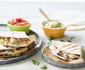 Sándwich de tortilla de trigo con pico de gallo y guacamole