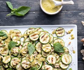 Warme courgettesalade met basilicum-citroendressing