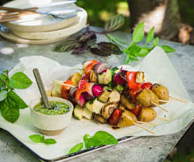 Szaszłyki z halloumi i warzyw z pistacjowym pesto