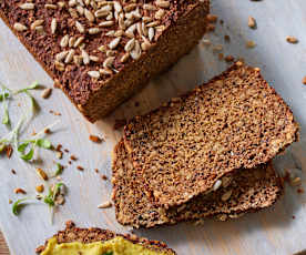 Schwarzbrot mit Sonnenblumenkernen