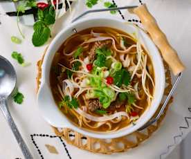 Vietnamesische Nudelsuppe mit Rindfleisch