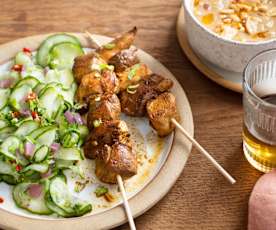 Brochettes de poulet sauce satay et salade de concombres