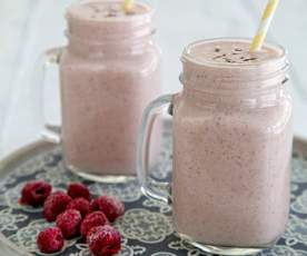 Smoothie με μπανάνα, σμέουρα και ταχίνι