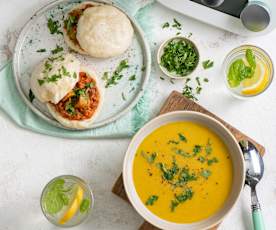 Zupa krem z batatów i cukinii; Bułki na parze z wegańskim gulaszem