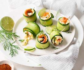 Rollitos de pepino con ensalada de huevo y salmón ahumado