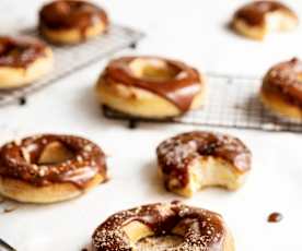 Hefe-Donuts mit Karamellglasur