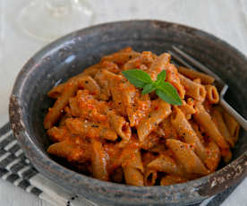 Μακαρόνια ολικής με ωμοφαγική σάλτσα ντομάτας