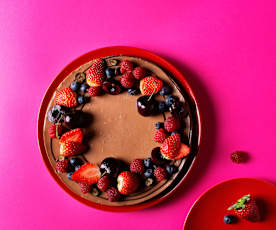 Tarta de chocolate con leche y frutos rojos