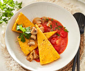 Polenta-Ecken mit Tomatenragout und Pilzen