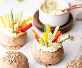 Gefüllte Vollkornbrötchen mit Gemüsesticks und Dip