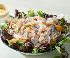 Ensalada de frutos del mar con vinagreta de puerro