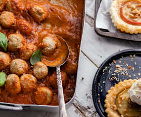 Menú: Albóndigas con salsa de verduras. Hojaldre de manzana.