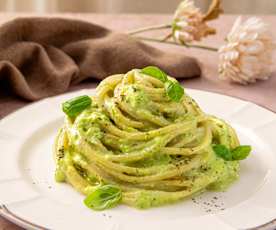 Spaghetti con pesto di zucchine e avocado
