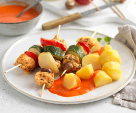 Gemüse-Hühner-Spieße mit Erdäpfeln und Paprikasauce