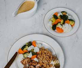 Kuřecí kousky s rýží, omáčkou a zeleninou na páře