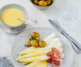 Spargeln und Kartoffeln mit Sauce Hollandaise