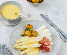 Szparagi z ziemniakami i sosem holenderskim